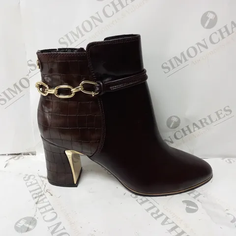 PAIR OF MODA IN PELLE KANNES ANKLE BOOTS DARK BROWN SIZE 8