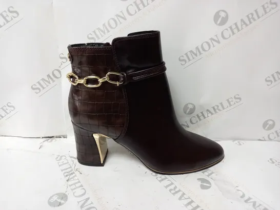 PAIR OF MODA IN PELLE KANNES ANKLE BOOTS DARK BROWN SIZE 8