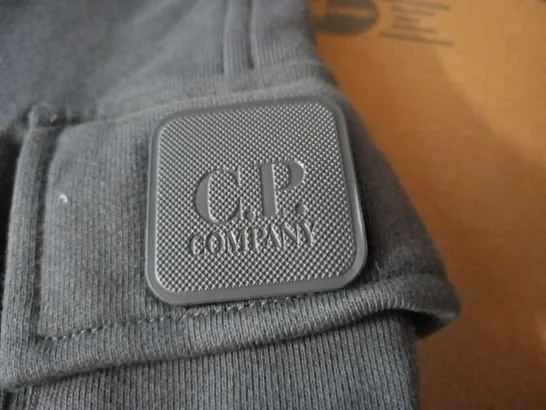 C.P COMPANY THE METROPOLIS SERIES UTILITY SWEATER IN SHADOW - MED