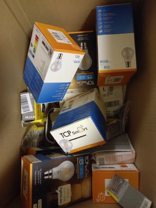 BOX OF APPROXIMATELY 20 ELECTRICAL ITEMS TO INCLUDE SCOSCHE USB-C TO USB-C CABLE, NINTENDO SWITCH CASE, TCP SMART LIGHT BULB ETC