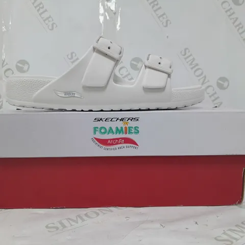 BOXED PAIR OF SKECHERS ARCH FIT FOAMIES SLIDE SANDALS IN WHITE SIZE 4