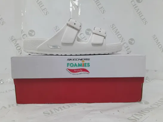 BOXED PAIR OF SKECHERS ARCH FIT FOAMIES SLIDE SANDALS IN WHITE SIZE 4