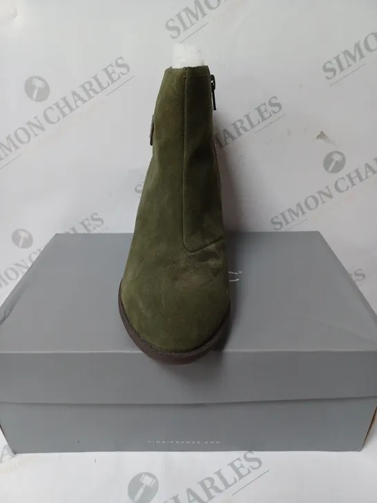  PAIR OF BOXED VIONIC NAOMI ANKLE BOOTS OLIVE SIZE 6