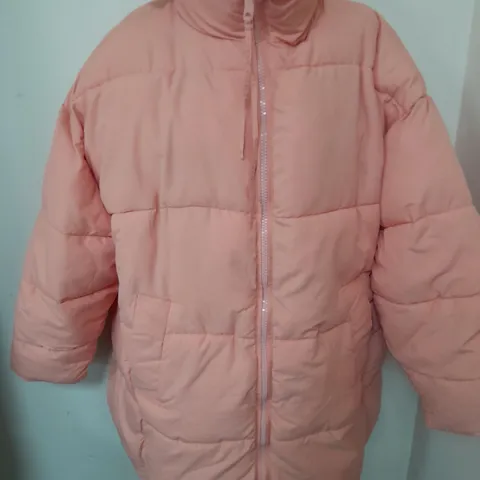 DONT THIN KTWICE SARAH LONGLINE PUFFER JACKET IN PINK - UK 16