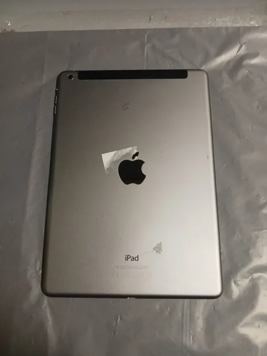 APPLE IPAD AIR 1ST GEN TABLET IN SILVER 