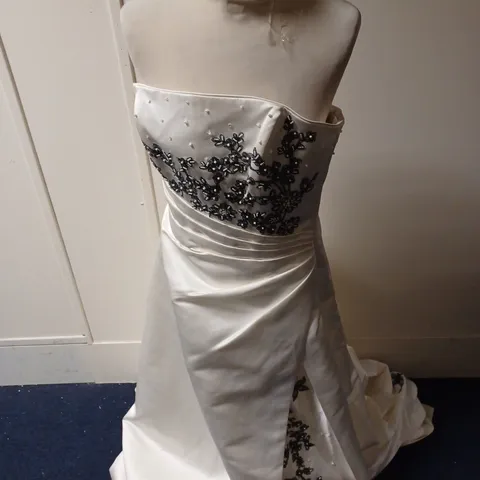 BERKETEX RUFFLED FLORAL DESIGN WEDDING DRESS SIZE UNSPECIFIED