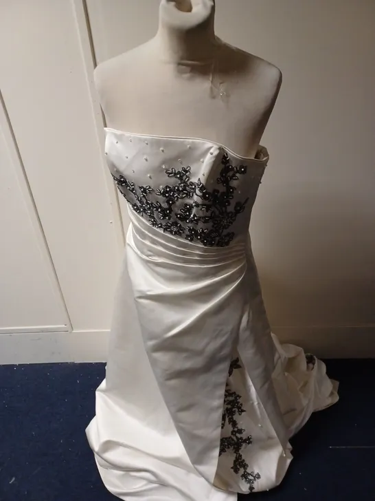 BERKETEX RUFFLED FLORAL DESIGN WEDDING DRESS SIZE UNSPECIFIED