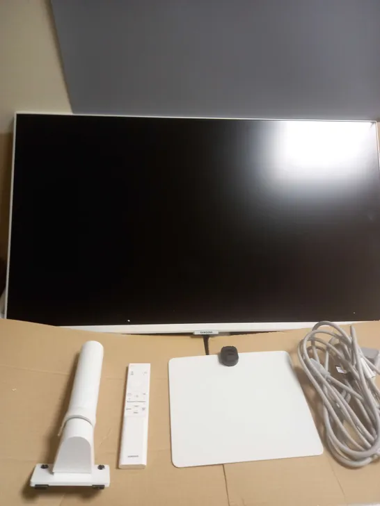 BOXED SAMSUNG SMART MONITOR M5 31.5" IN WHITE