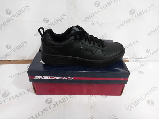 BOXED PAIR OF SKECHERS SPORT COURT 92 SHOES BLACK UK SIZE 9