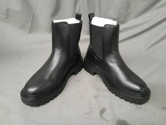 BOXED PAIR OF V BY VERY ANKLE BOOTS IN BLACK SIZE 6