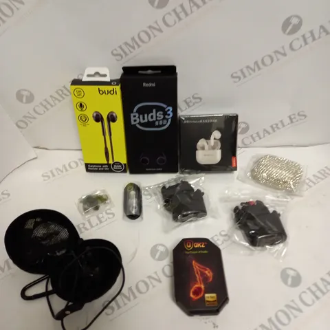 APPROXIMATELY 30 ASSORTED AUDIO ACCESSORIES TO INCLUDE WIRELESS EARPHONES, REPLACEMENT EAR BUDS, CASES ETC 