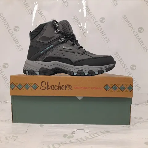 BOXED PAIR OF SKECHERS HIKING BOOTS IN CHARCOAL SIZE 3.5