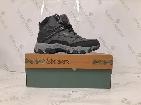 BOXED PAIR OF SKECHERS HIKING BOOTS IN CHARCOAL SIZE 3.5