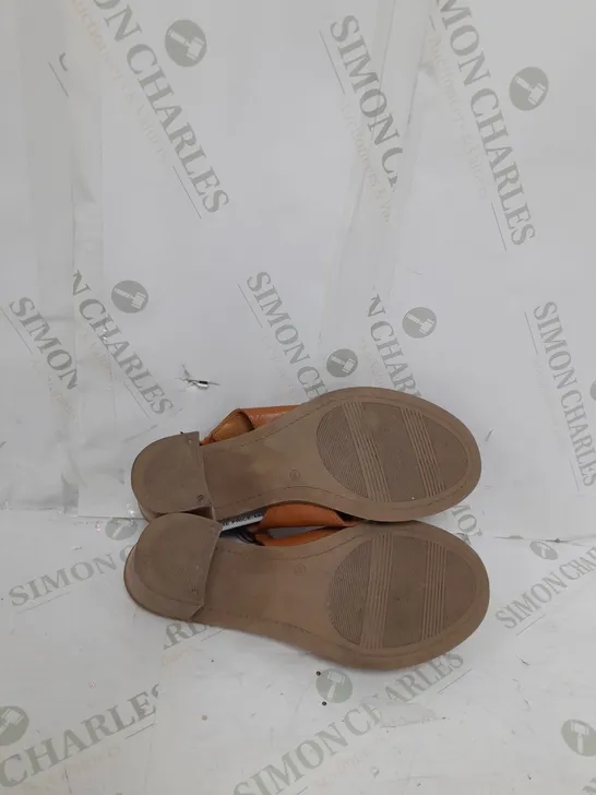 UNBOXED PAIR OF MODA IN PELLE LASSANDRA SANDALS IN TAN SIZE 7