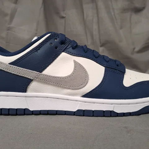 BOXED PAIR OF NIKE SHOES IN NAVY/WHITE/GREY UK SIZE 9