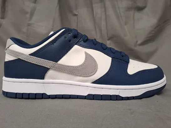 BOXED PAIR OF NIKE SHOES IN NAVY/WHITE/GREY UK SIZE 9