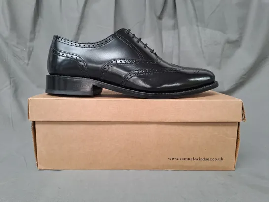 BOXED PAIR OF SAMUEL WINDSOR LACE UP SHOES IN BLACK UK SIZE 8