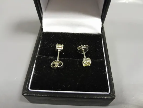 18CT WHITE GOLD STUD EARRINGS SET WITH NATURAL DIAMONDS