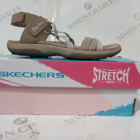 BOXED PAIR OF SKECHERS REGGAE SLIM OPEN TOE SANDALS IN TAUPE UK SIZE 3