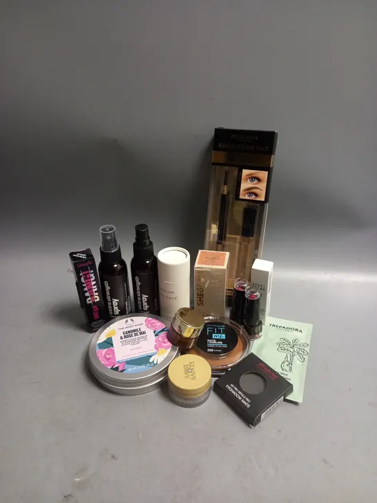 APPROXIMATELY 15 ASSORTED HEALTH AND BEAUTY PRODUCTS TO INCLUDE TAN-LUXE THE FACE SELF-TAN DROPS, BENEFIT BAD GAL BANG VOLUMISING MASCARA, PROFUSION GOOD BROW DAY KIT 