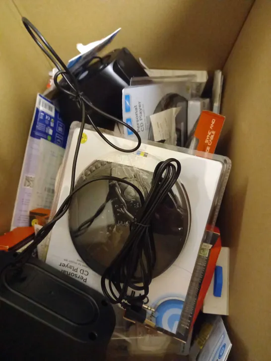 LOT OF APPROX 20 ASSORTED ELECTRICAL ITEMS TO INCLUDE PC HEADSET, CHARGING ALARM CLOCK, WIRED HEADPHONES, ETC
