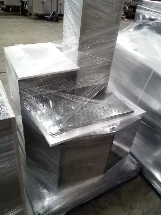 PALLET OF ASSORTED END OF LINE BATHROOM STOCK INCLUDING BATHROOM CABINETS & BASIN