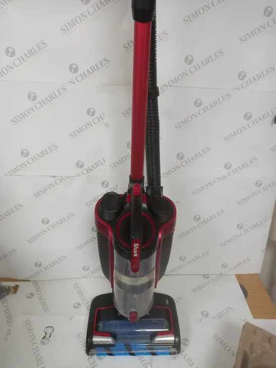 SHARK CORDLESS VACUUM CLEANER WITH ANTI HAIR WRAP & POWERFINS ICZ300UK