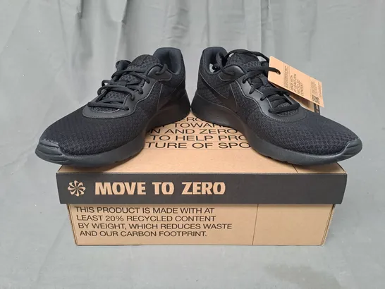 BOXED PAIR OF NIKE TANJUN SHOES IN BLACK UK SIZE 9