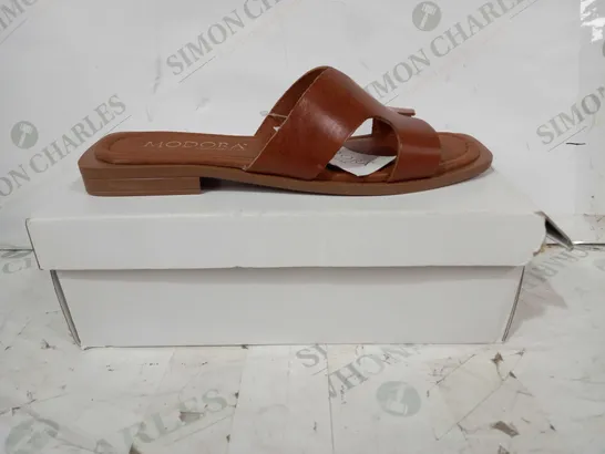 BOXED PAIR OF MODORA OPEN TOE FLAT SANDALS IN TAN EU SIZE 40