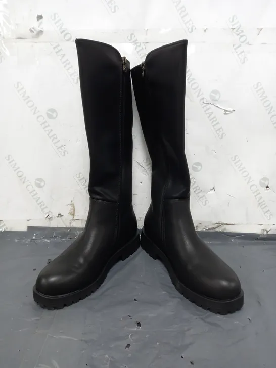 BOXED PAIR OF BLOWFISH MALIBU KNEE-HIGH BOOTS IN BLACK SIZE 7