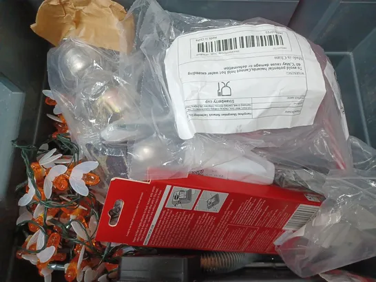 BOX OF APPROXIMATELY 15 ASSORTED ITEMS TO INCLUDE - NIPPON ANT BAIT STATION , TESCO 10 BALLPOINT PENS , PRODEC POLE SCRAPER ETC