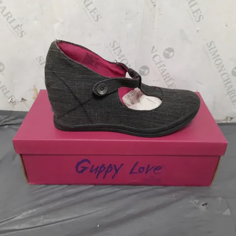 BOX OF APPROXIMATELY 6 PAIRS OF GUPPY LOVE WEDGED OPEN TOP SHOE - SIZE 43