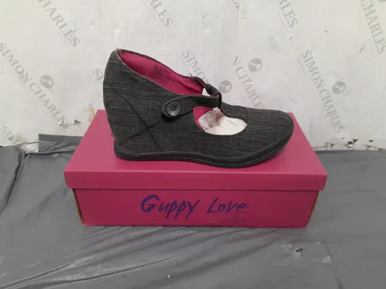 BOX OF APPROXIMATELY 6 PAIRS OF GUPPY LOVE WEDGED OPEN TOP SHOE - SIZE 43