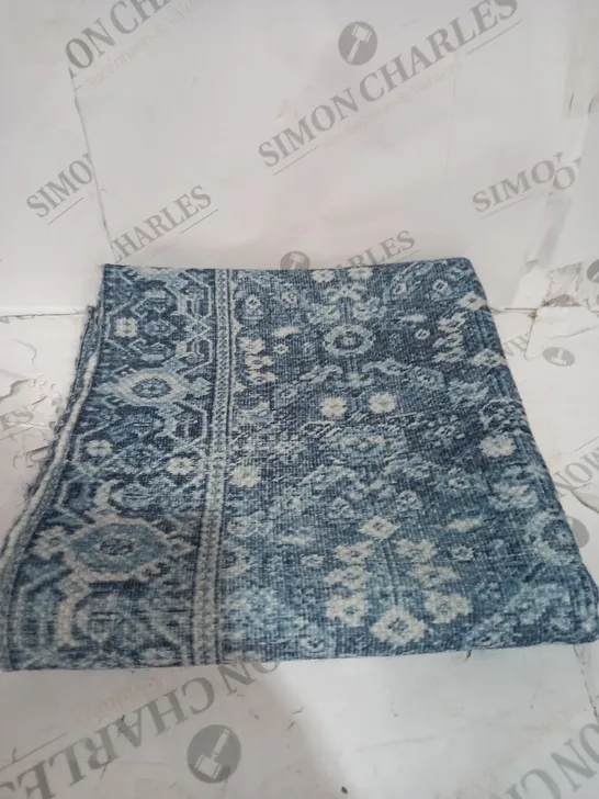 BLUE AND WHITE RUG 60X120CM