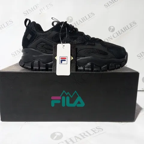 BOXED PAIR OF FILA TRAINERS IN BLACK UK SIZE 5.5