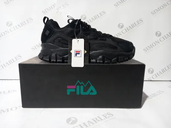 BOXED PAIR OF FILA TRAINERS IN BLACK UK SIZE 5.5