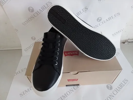 BRAND NEW BOXED PAIR OF LEVI'S WOODWARD SIZE 8 (42) BLACK SHOES