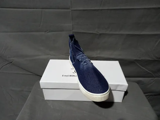 APPROXIMATELY 12 BOXED PAIRS OF W.S SLIP ON BLUE FLAT TRAINERS IN VARIOUS SIZES TO INCLUDE SIZES 38, 39, 40 