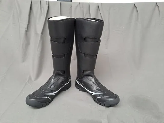 BOXED PAIR OF SWIFT TREK X BOOTS IN BLACK UK SIZE 5