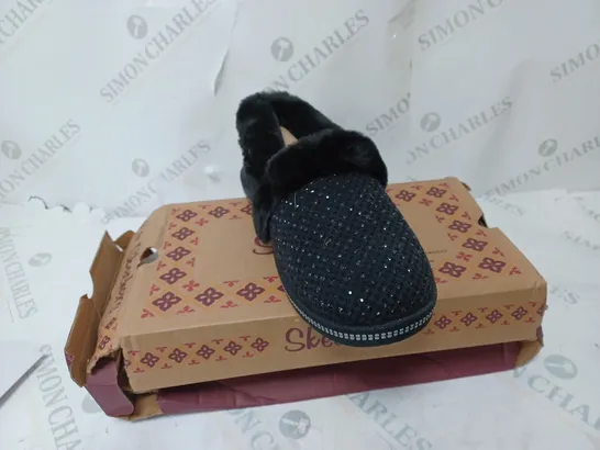 SKECHERS COZY SLIPPER BLACK - SIZE 6