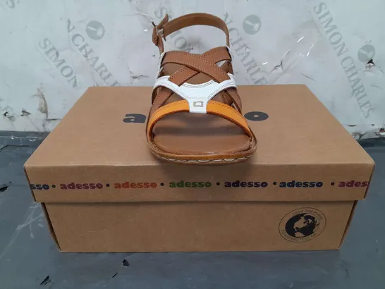 BOXED PAIR OF ADESSO TAYLOR STRAPPY SANDALS IN TAN SIZE 5