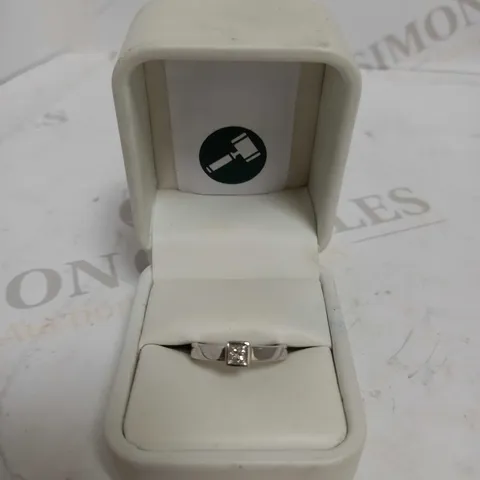 DESIGNER 18CT WHITE GOLD SOLITAIRE RING RUB-OVER SET WITH A PRINCESS CUT DIAMOND