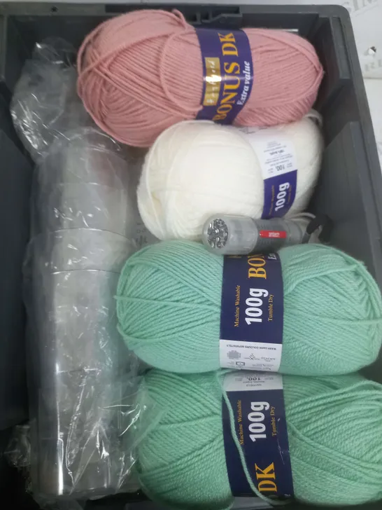 BOX OF APPROXIMATELY 10 ASSORTED ITEMS TO INCLUDE - YARN, TORCH, CUPS ETC