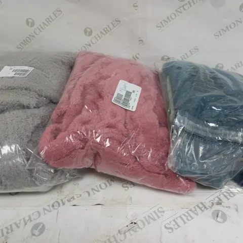 BOX OF APPROXIMATELY 15 ASSORTED ITEMS TO INCLUDE SHERPA TOP, BLANKET, NECK WRAP ETC