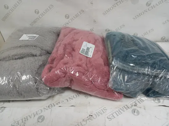 BOX OF APPROXIMATELY 15 ASSORTED ITEMS TO INCLUDE SHERPA TOP, BLANKET, NECK WRAP ETC