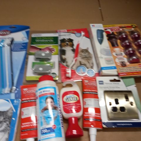 LOT OF ASSORTED HOUSEHOLD ITEMS TO INCLUDE PET TOOTHBRUSHES, CLEAR WATER PH MINUS AND MOULD MAGIC