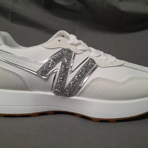 BOXED PAIR OF NEW BALANCE SHOES IN WHITE W. JEWEL EFFECT DETAIL EU SIZE 38