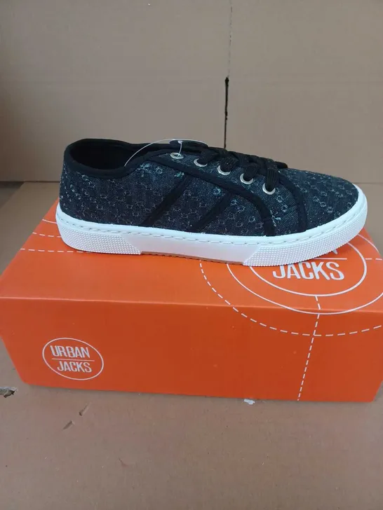 BOXED PAIR OF URBAN JACKS PALM SPRINGS TRAINERS IN BLACK - 5