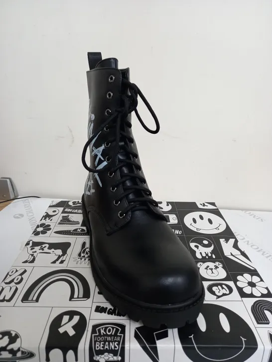 BOXED PAIR OF KOI ANIMAL FREE MENS MILITARY BOOTS BLACK - UK7