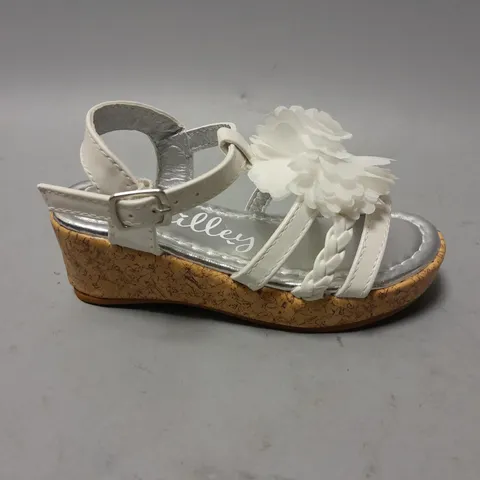 PAIR OF CHILDRENS SANDLES IN SIZE 8 